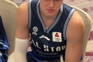 爱德华兹谈到隔扣巴雷特后的感受：“我已经准备接技术犯规了